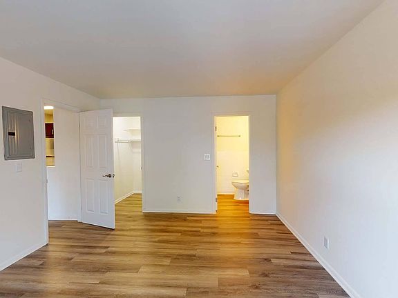 5th image of 300 Engamore Ln #104