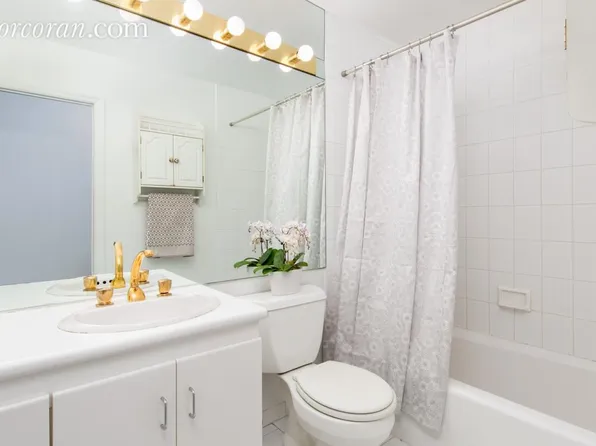 222 West 14th Street image 1 of 7