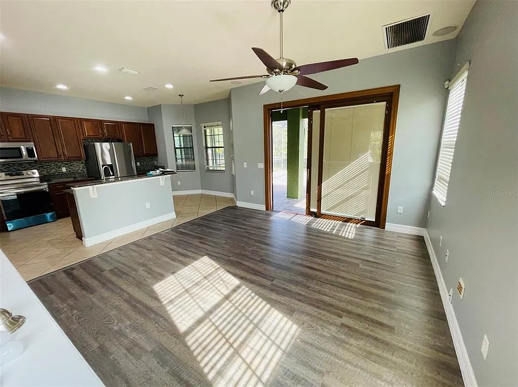 5 bed, 4.5 bath, 2889 sqft, $3,200 — Photo 4