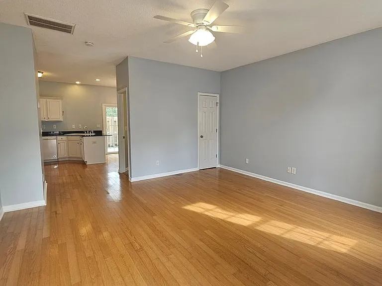 104 Tuscany Ct — Photo 2