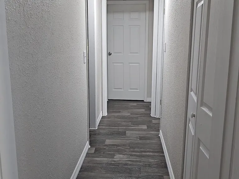 Crystal Court Apartments — Photo 7