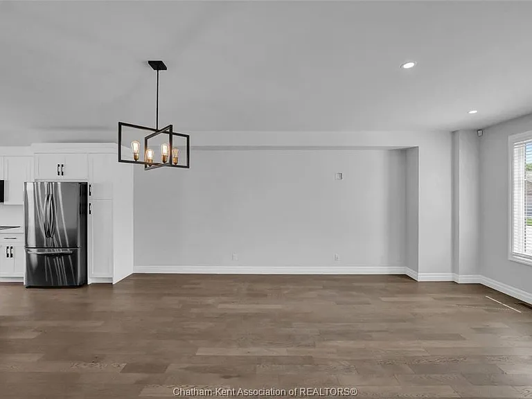 864 Park Ave W — Photo 8