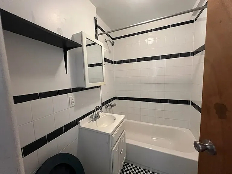 390 E 21st St #2H — Photo 6