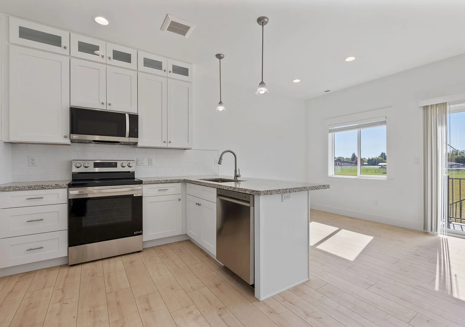 Modern 3 Bed 2.5 Bath Townhome In Saint Anthony — Photo 3