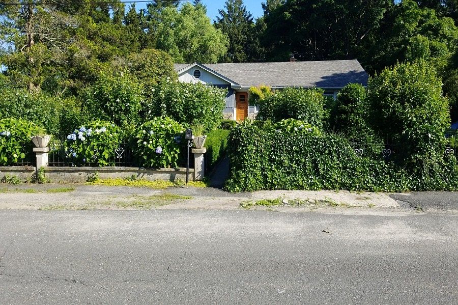 1st image of 70 Parkwood Dr