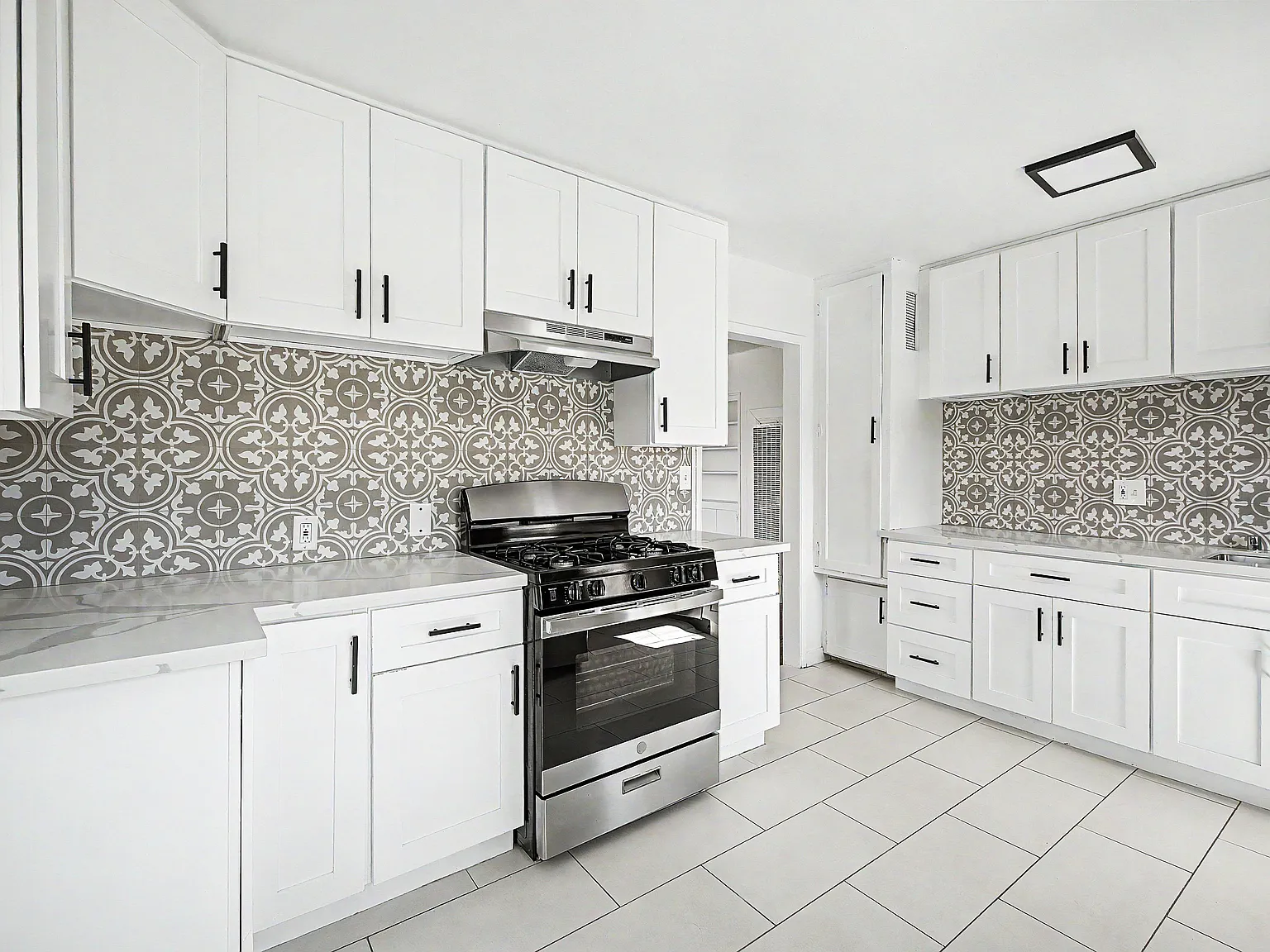 Las Palmas Apartments — Photo 3