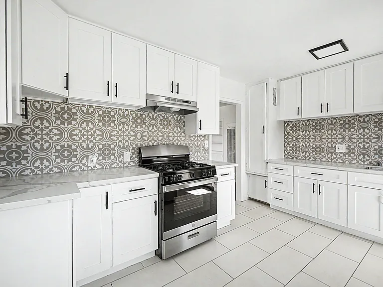 Las Palmas Apartments — Photo 1