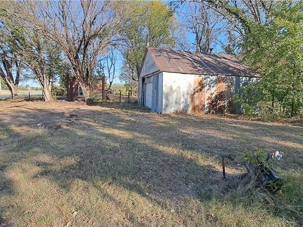 207 E 4th St, Longton, KS 67352