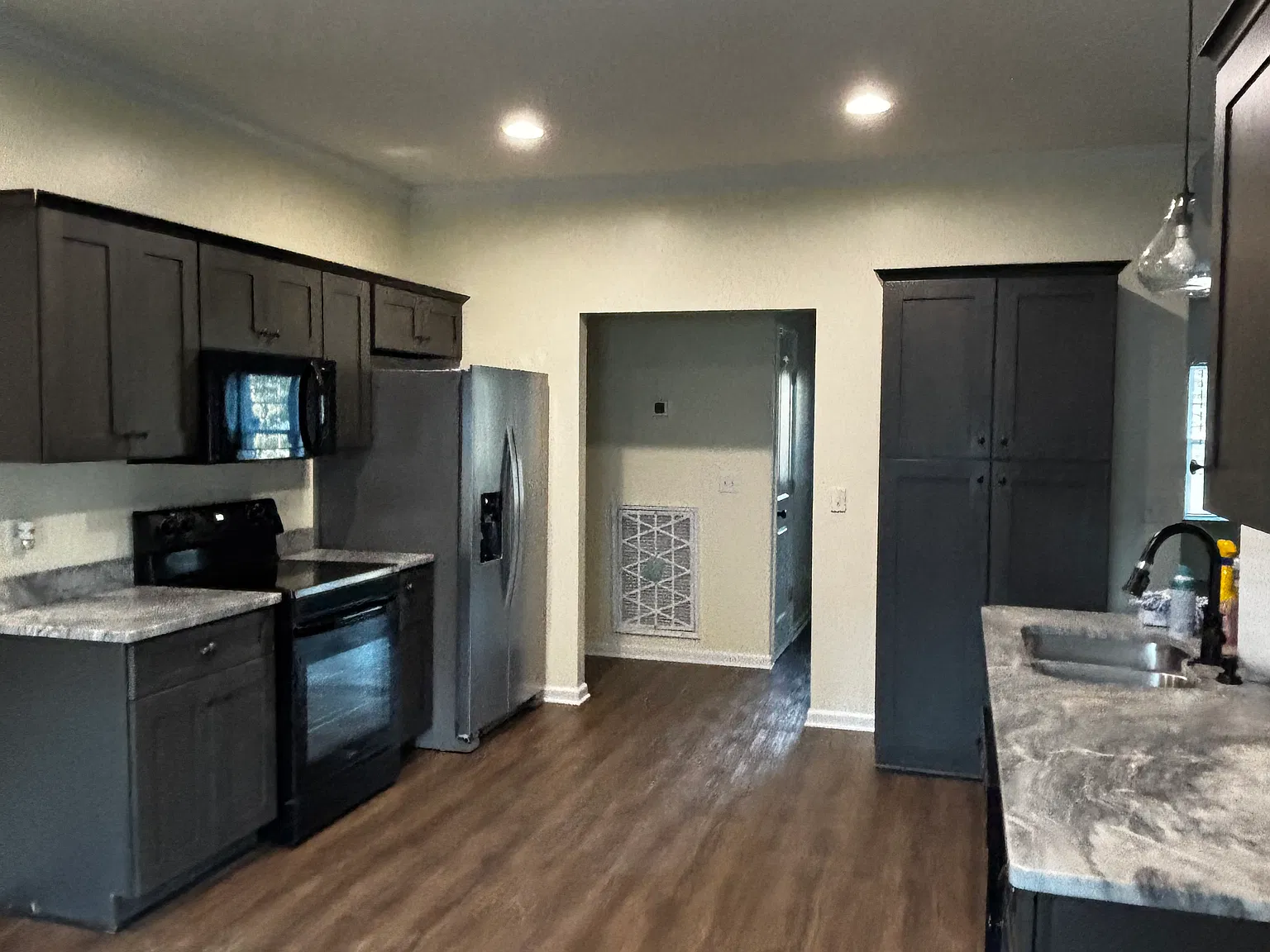 4 bed, 1888 sqft, $2,100 — Photo 4