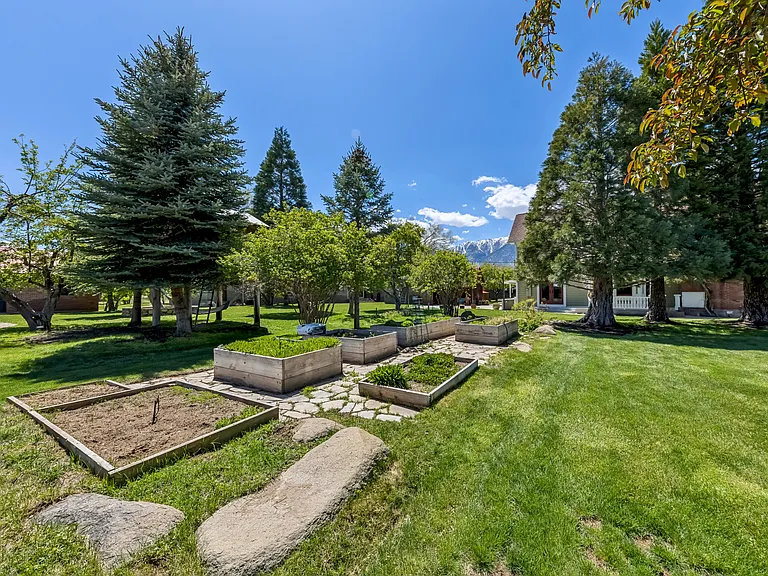 1049 Dressler Ln — Photo 6