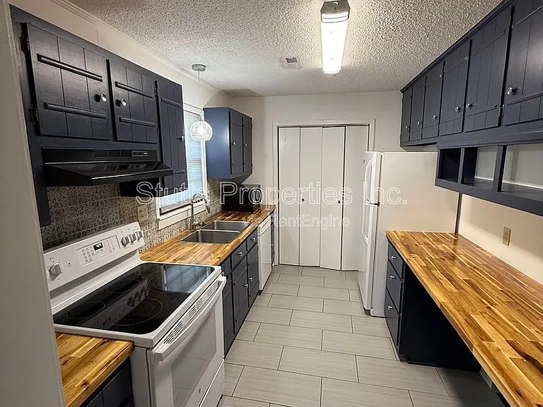 913 Waverly Ave — Photo 4