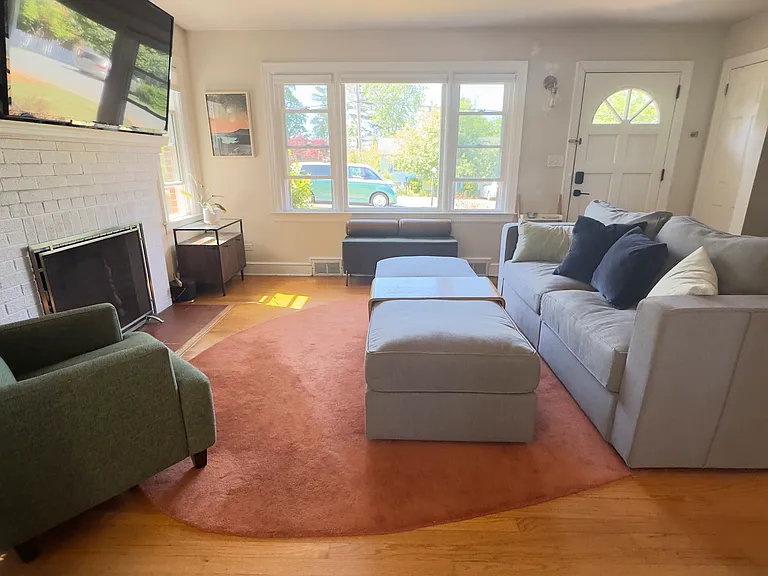 1104 Locust Ave — Photo 6