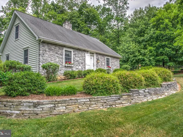 569 Woodland Cir, Mount Gretna, PA 17064