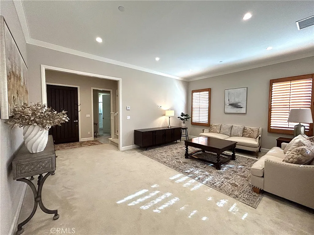 4 bed, 2217 sqft, $5,800 — Photo 4