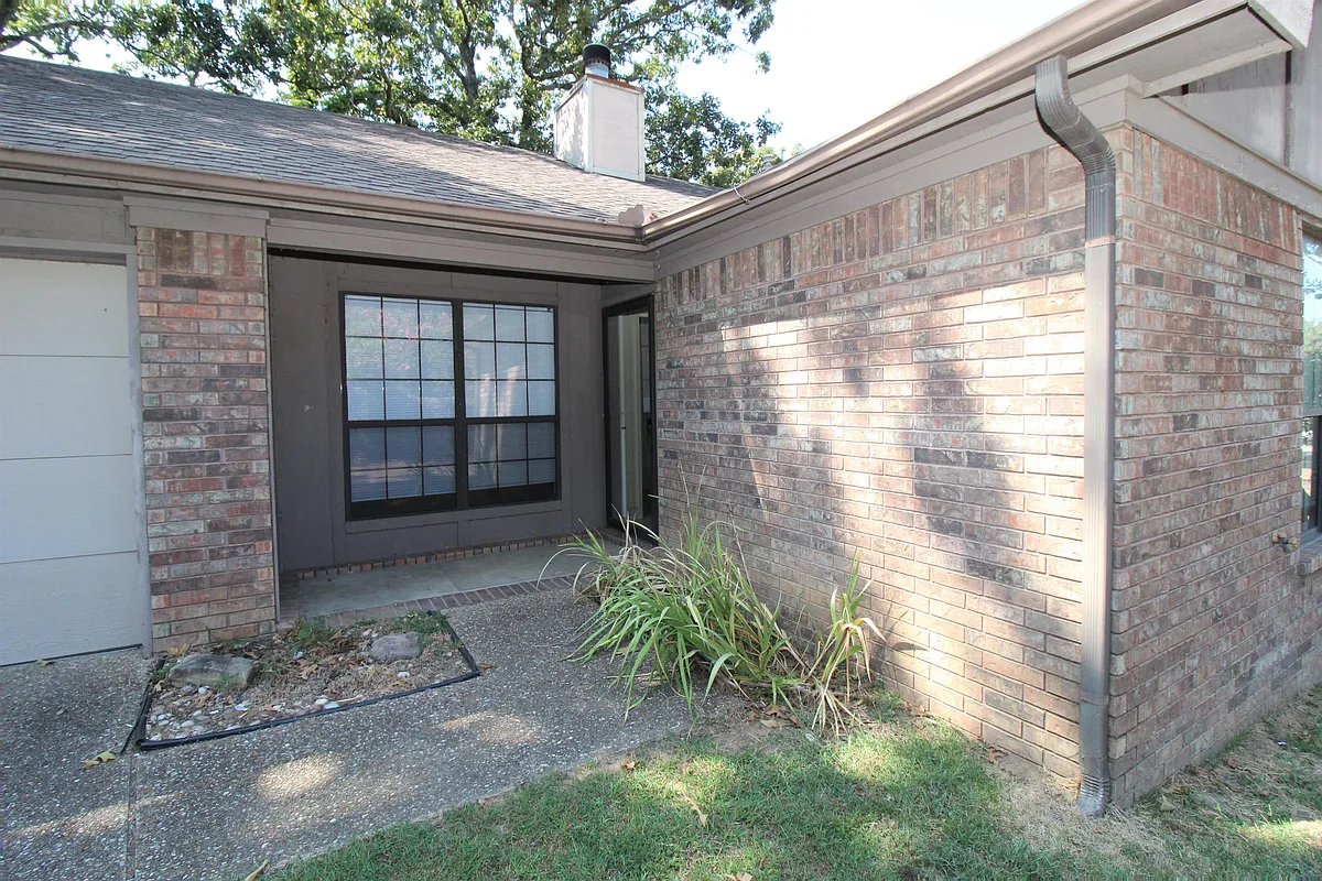 Photo 2 of 21 - 5822 Gordon Ln - Fort Smith, AR Building Photo - 5822 Gordon Ln