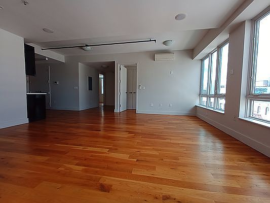 2nd image of 880 Dekalb Ave #702