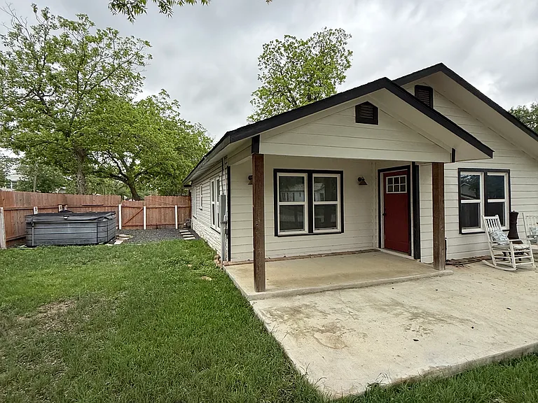 1428 Lee St — Photo 2