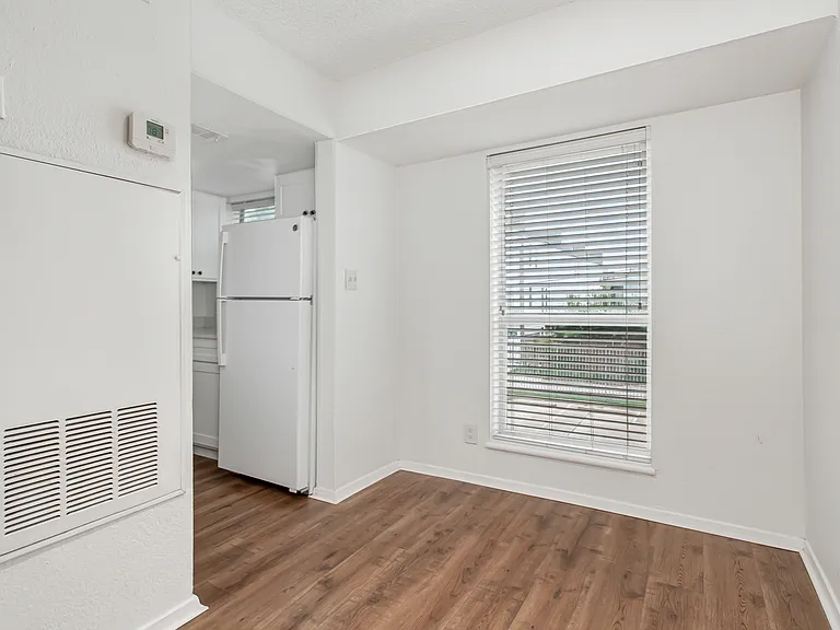 1901 N Fitzhugh Ave #19 — Photo 6