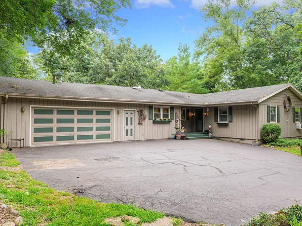 108 Maple Ln, Dixon, IL 61021