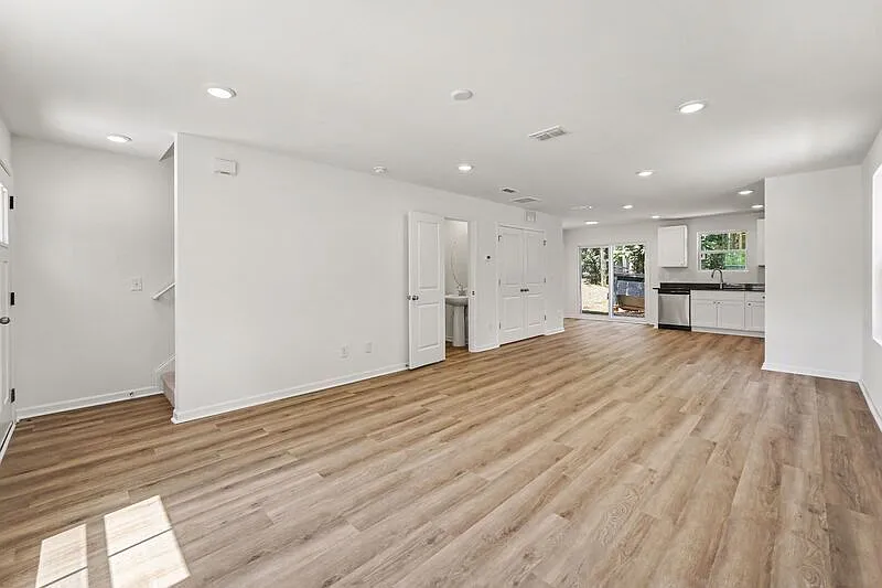 3 bed, 2.5 bath, 1271 sqft, $1,800 — Photo 3