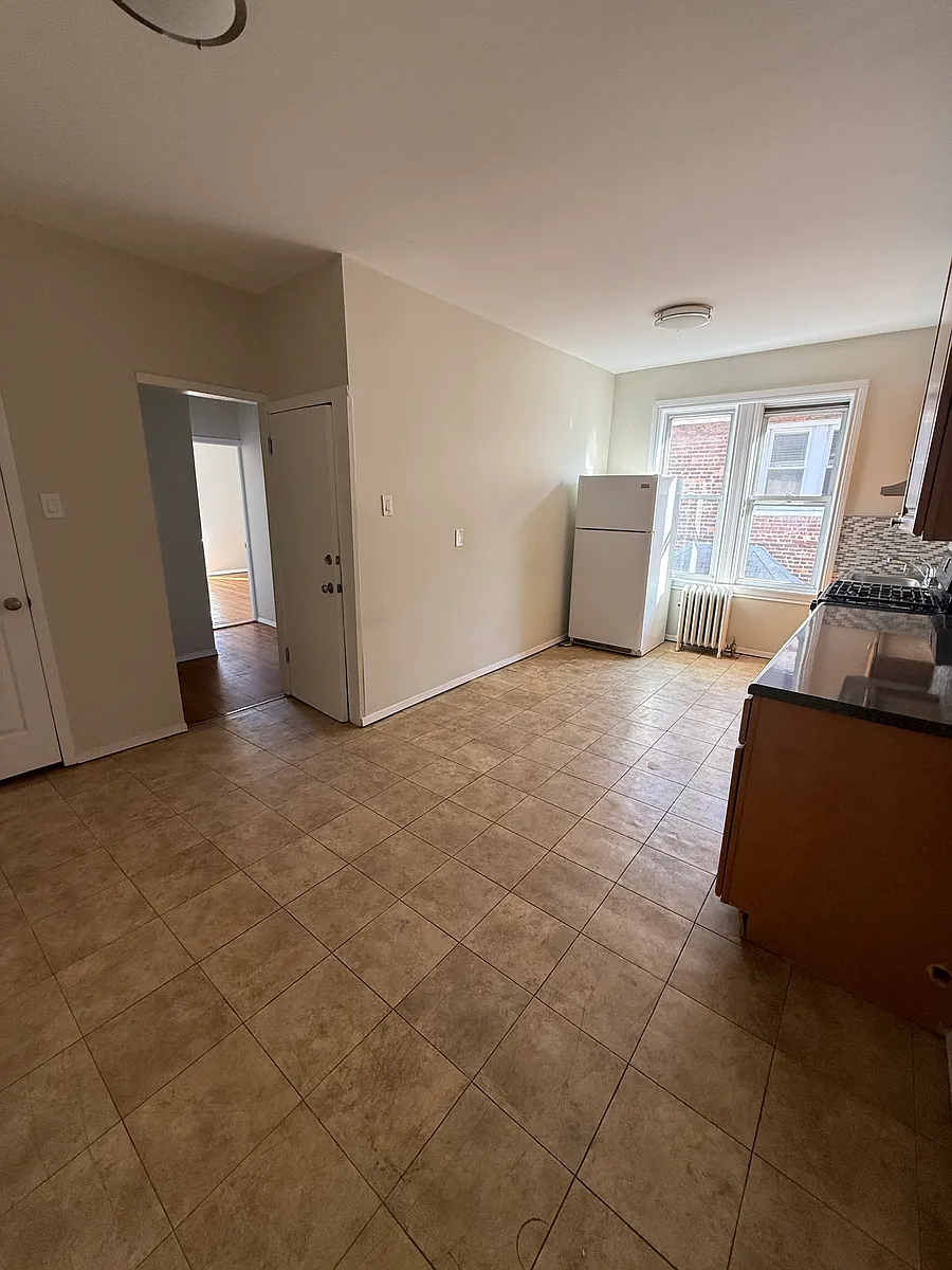 Building Photo - 40-11 205th St #2