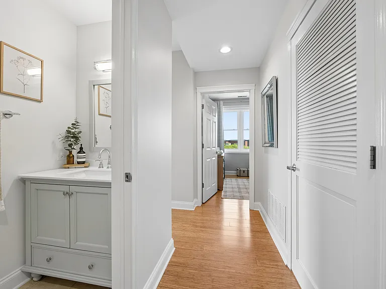 2310 W Saint Paul Ave #501 — Photo 4