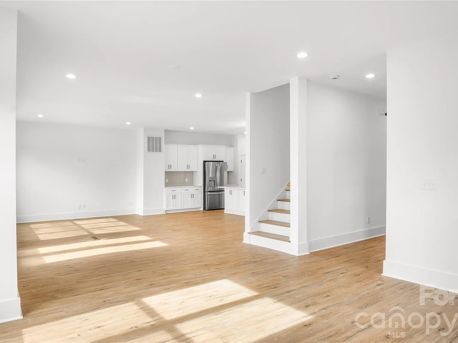 3 bed, 2.5 bath, 2260 sqft, $4,300 — Photo 4