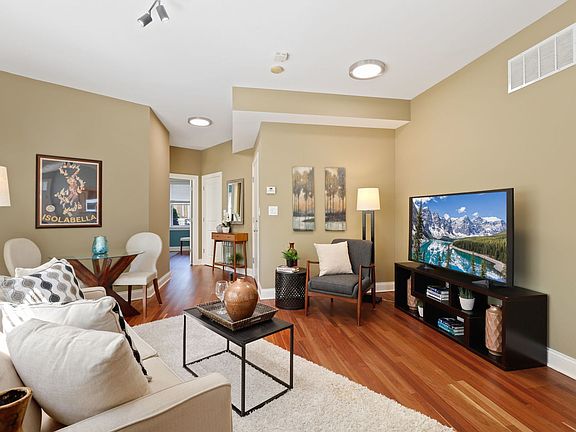 3rd image of 7627 N Greenview Ave APT 3D