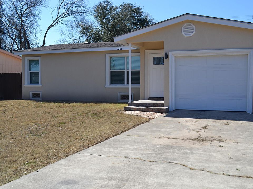 Front of home with 1 car garage.
