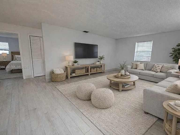 4621 SW 33rd Ave #1 — Photo 1