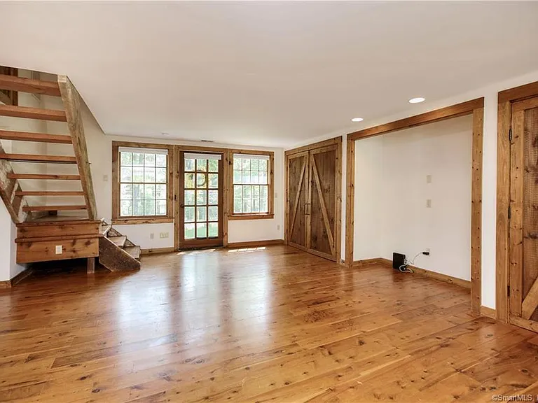 5 Old Mill Rd — Photo 3