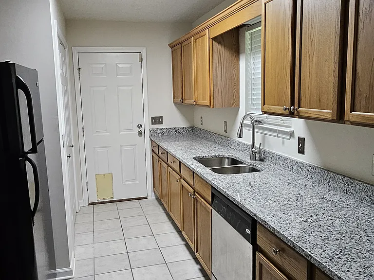 1151 Hunter Trl — Photo 2