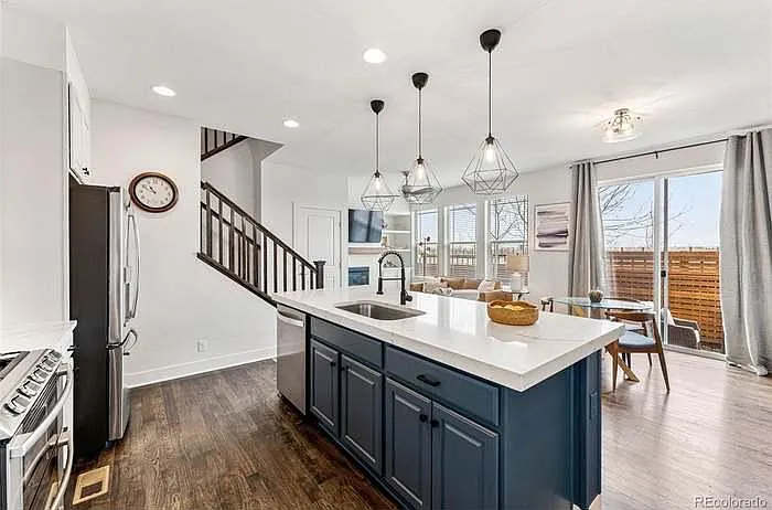 4 bed, 3.5 bath, 2429 sqft, $3,750 — Photo 2
