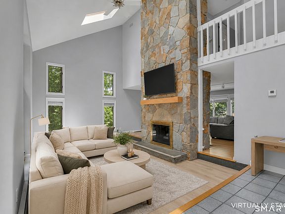3rd image of 8 Pond View Road
