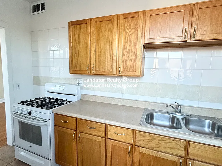 1670 W Pratt Blvd #2B — Photo 3