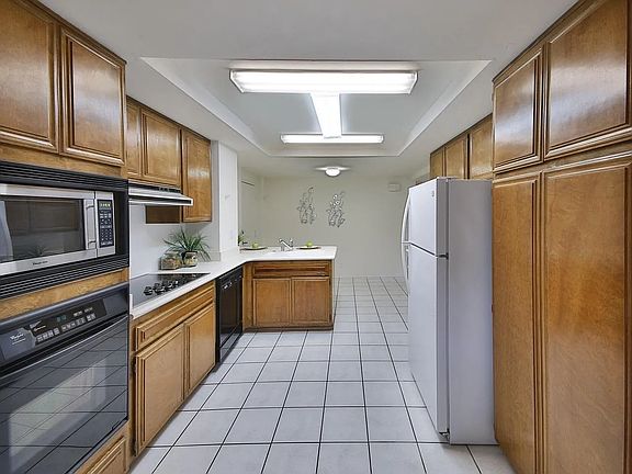 3rd image of 6627 Reservoir Ct