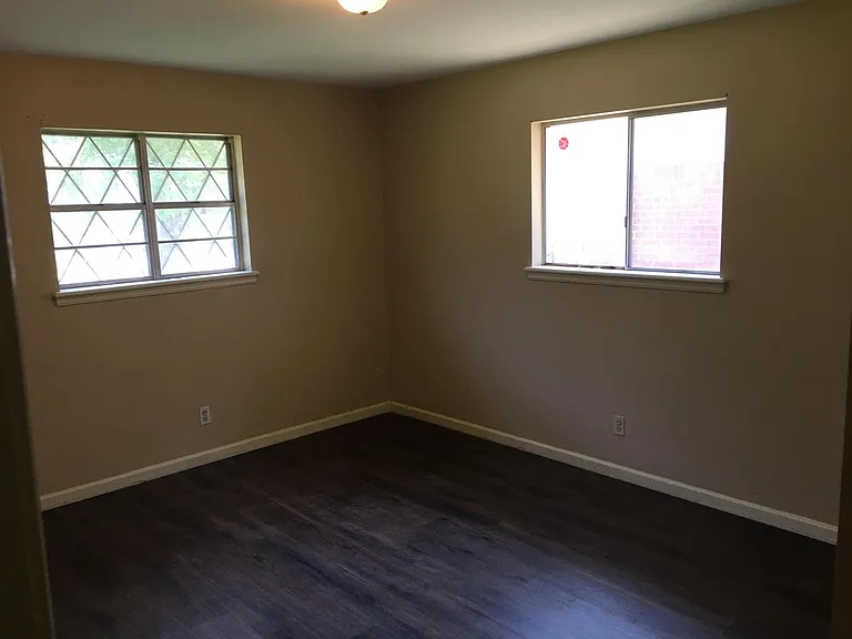4648 S Maplewood Ave — Photo 8