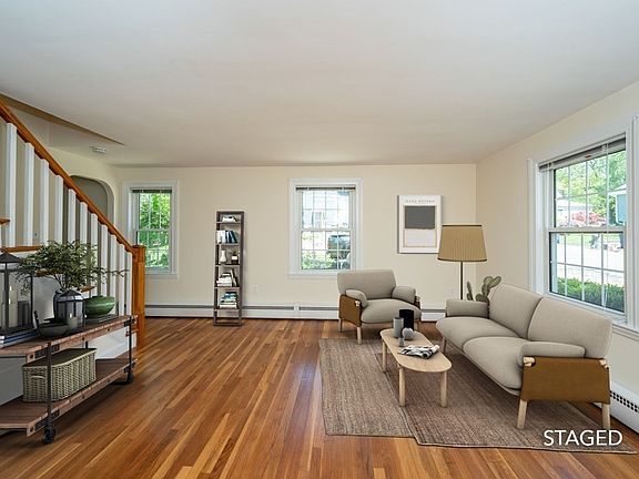 4th image of 43 Newport Ave