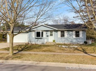 138 Gaylord Dr NE, Rockford, MI 49341