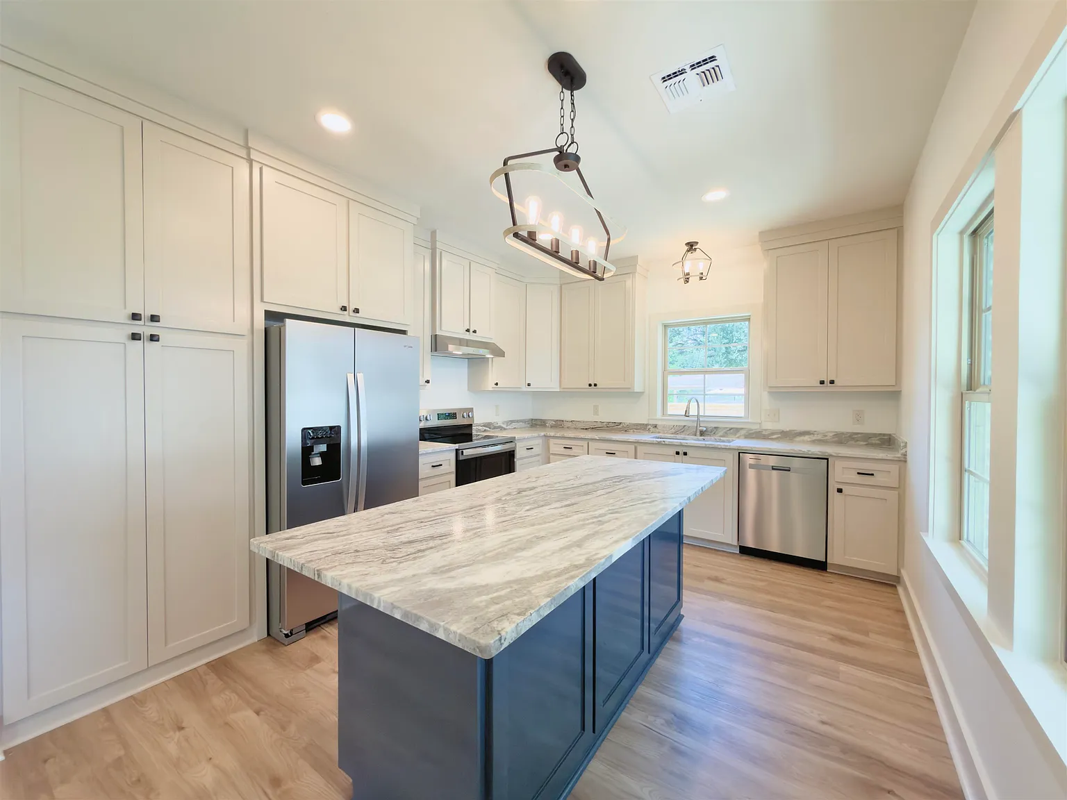 3 bed, 1354 sqft, $1,800 — Photo 1