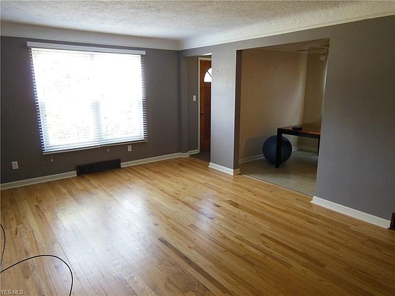 5th image of 21739 Seabury Ave