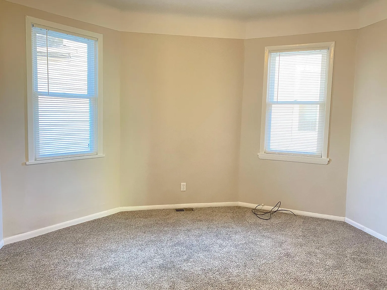3 bed, 1000 sqft, $1,300 — Photo 4
