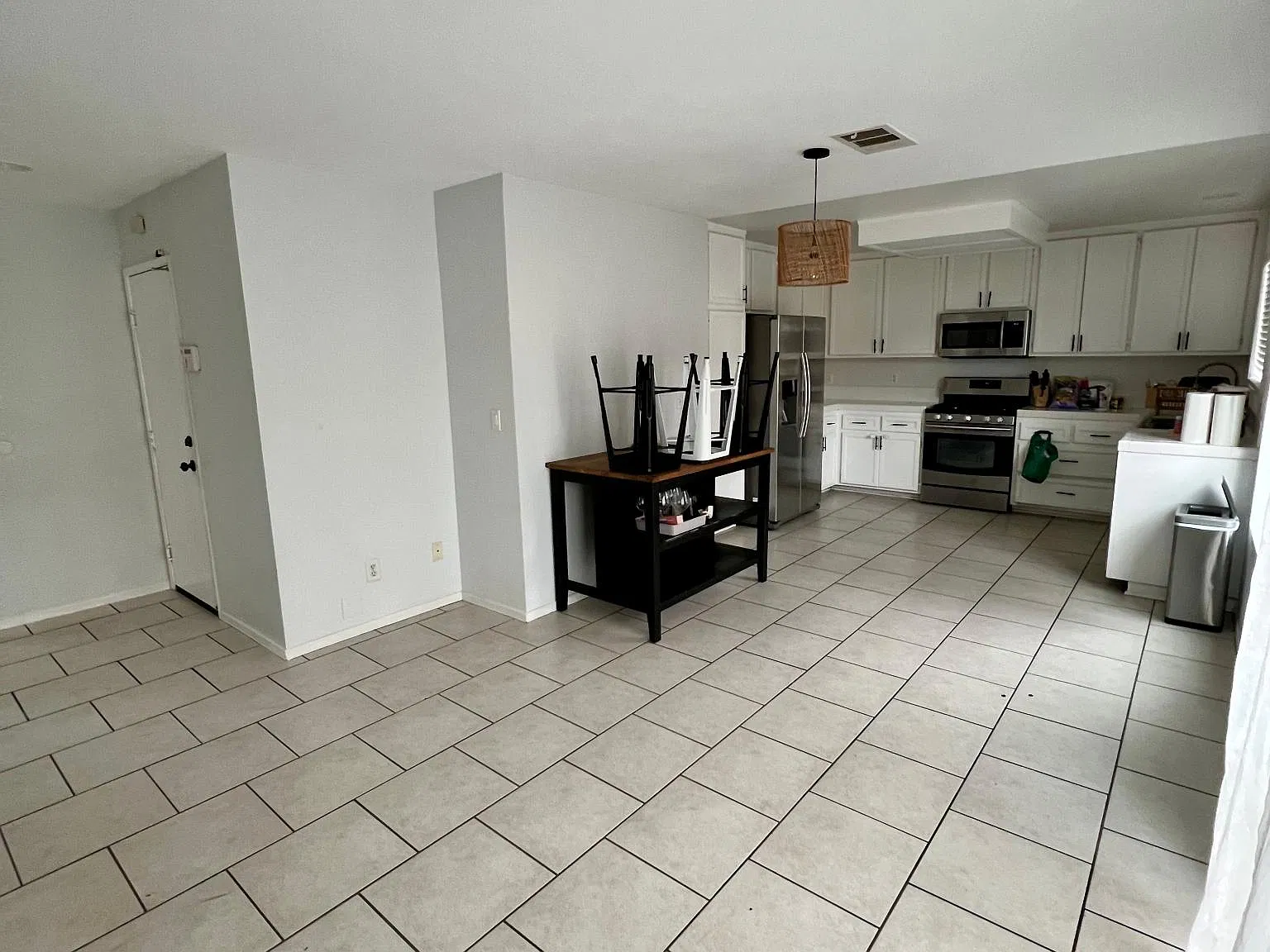 3 bed, 2.5 bath, 1392 sqft, $3,700 — Photo 2