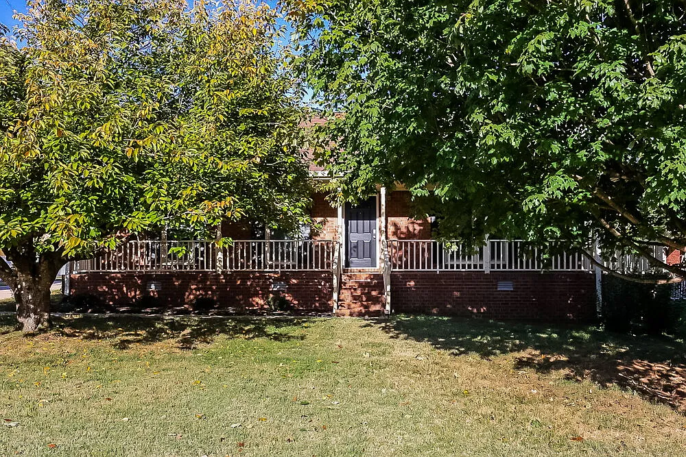 3 bed, 2.0 bath, 1274 sqft, $2,075 — Photo 1