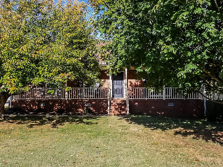 225 Richmond Dr — Photo 1