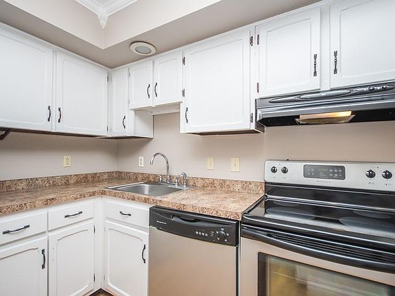 2nd image of 840 Malabu Dr APT 206