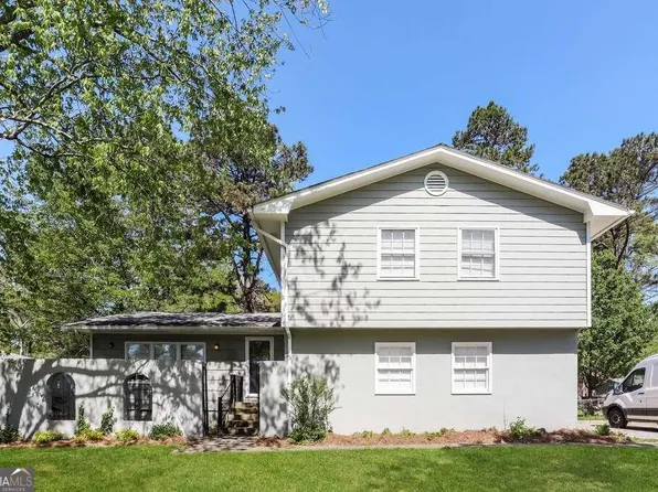 1039 Strawberry Ln, Ellenwood, GA 30294