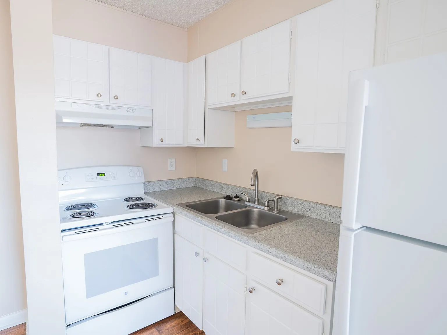 Linda Kay Apartments — Photo 2