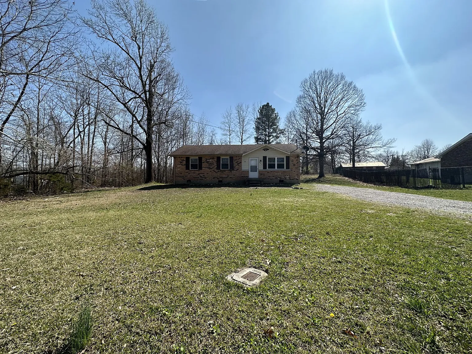 3 bed, 1.0 bath, 1050 sqft, $1,225 — Photo 2