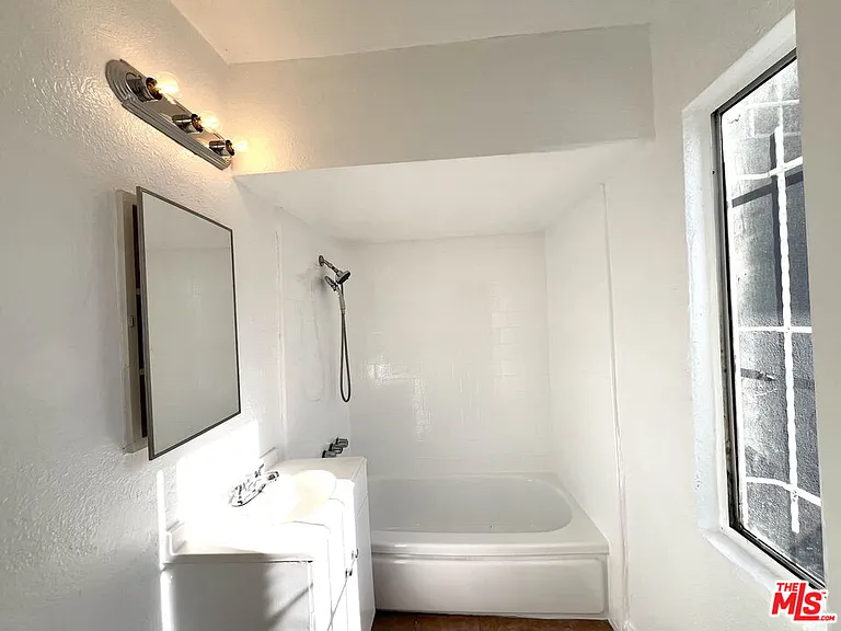 823 E 111th Pl #1/4 — Photo 7